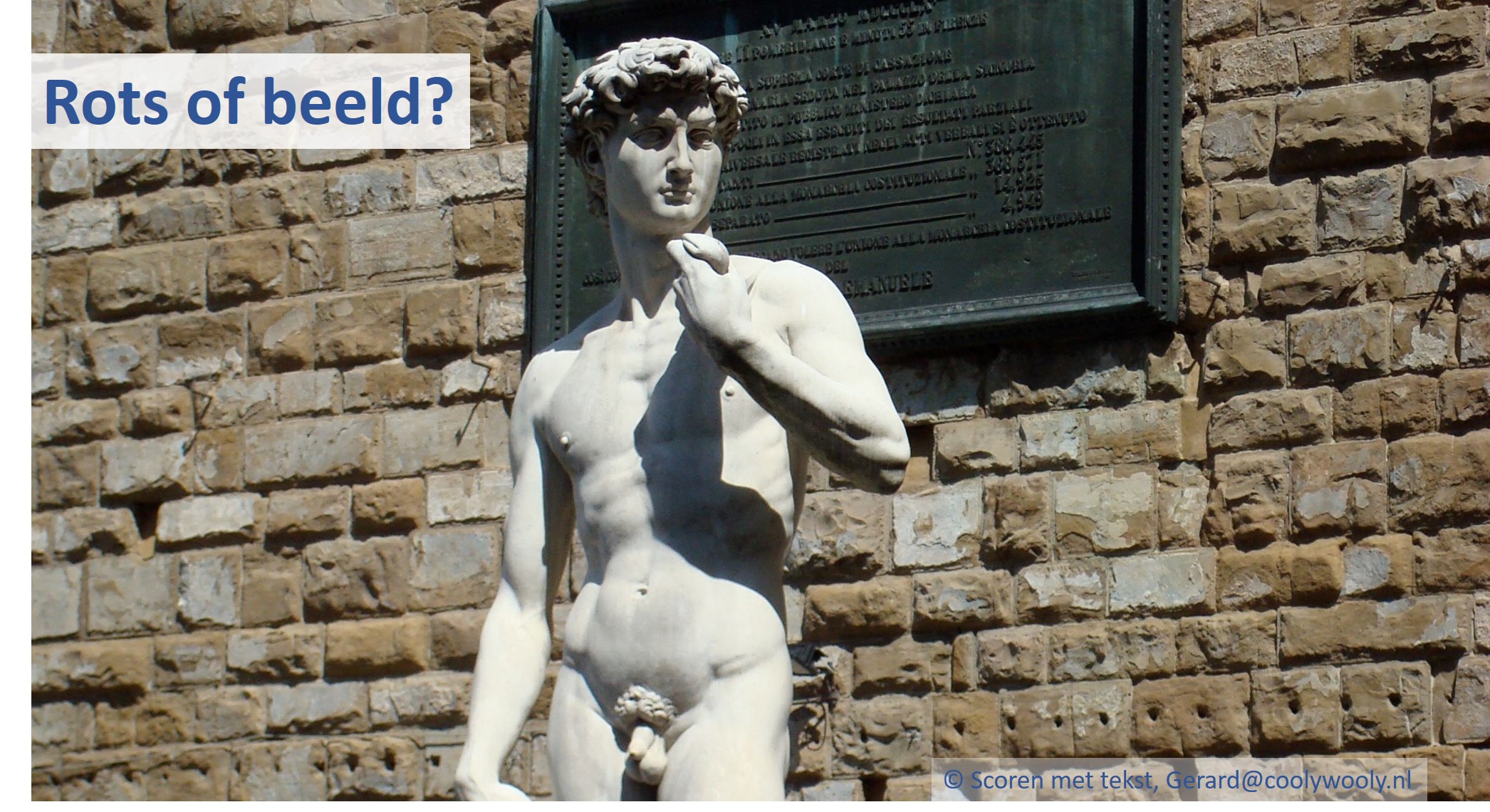 Bij de foto: 2004, Advertentiemuur (Sao Paulo, Brazilië). De crisis leidt tot nieuwe beroepen: CV-schrijver/printer bijvoorbeeld voor sollicitanten. Ieder zijn vak. Illustratie Gerard van Heusden bij zijn blogs over beter scoren met offertes