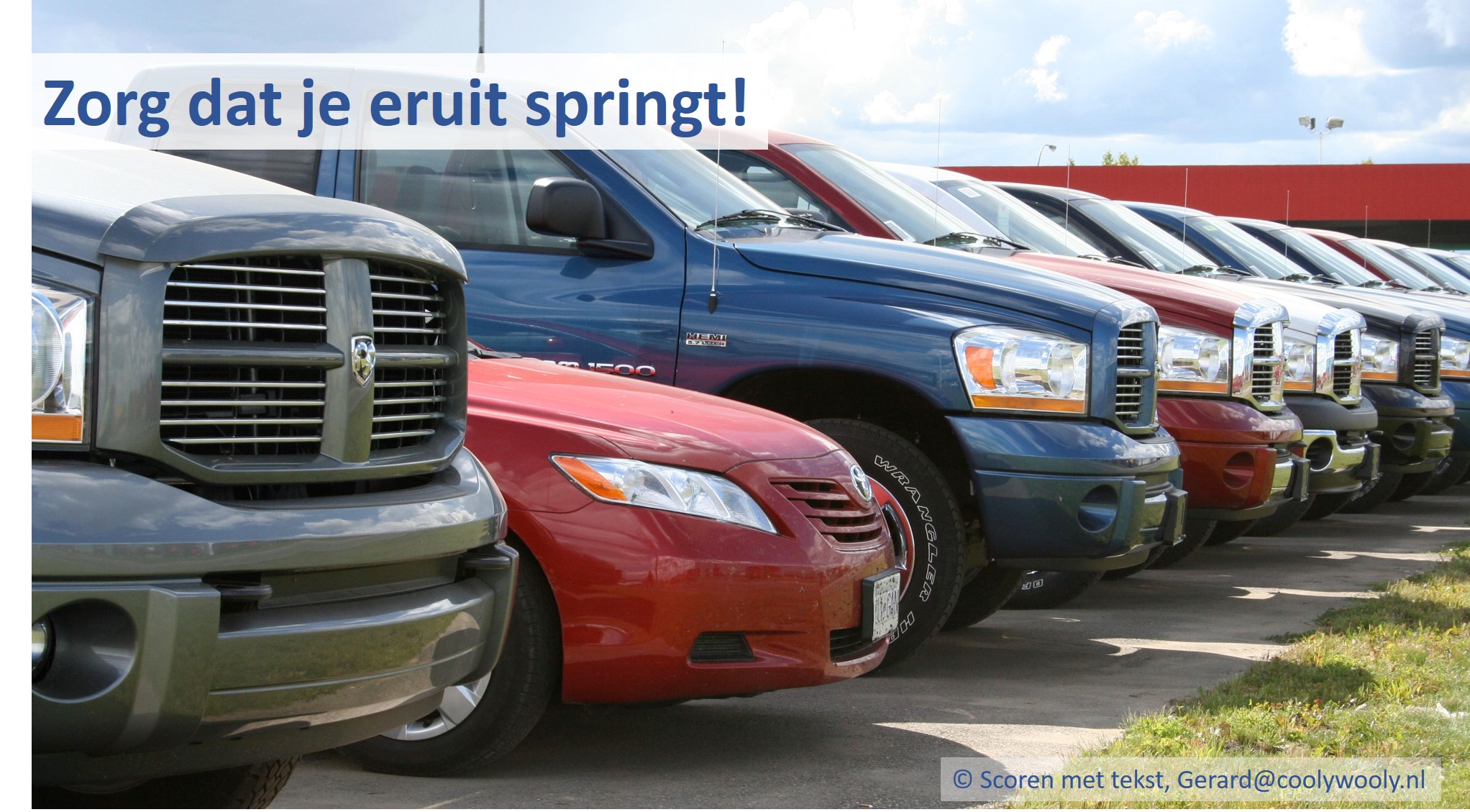 Bij de foto: 2014, Arizona (USA). Huurauto tussen de locals. Zij zijn groot en ik is klein. Illustratie Gerard van Heusden bij zijn blogs over beter scoren met offertes