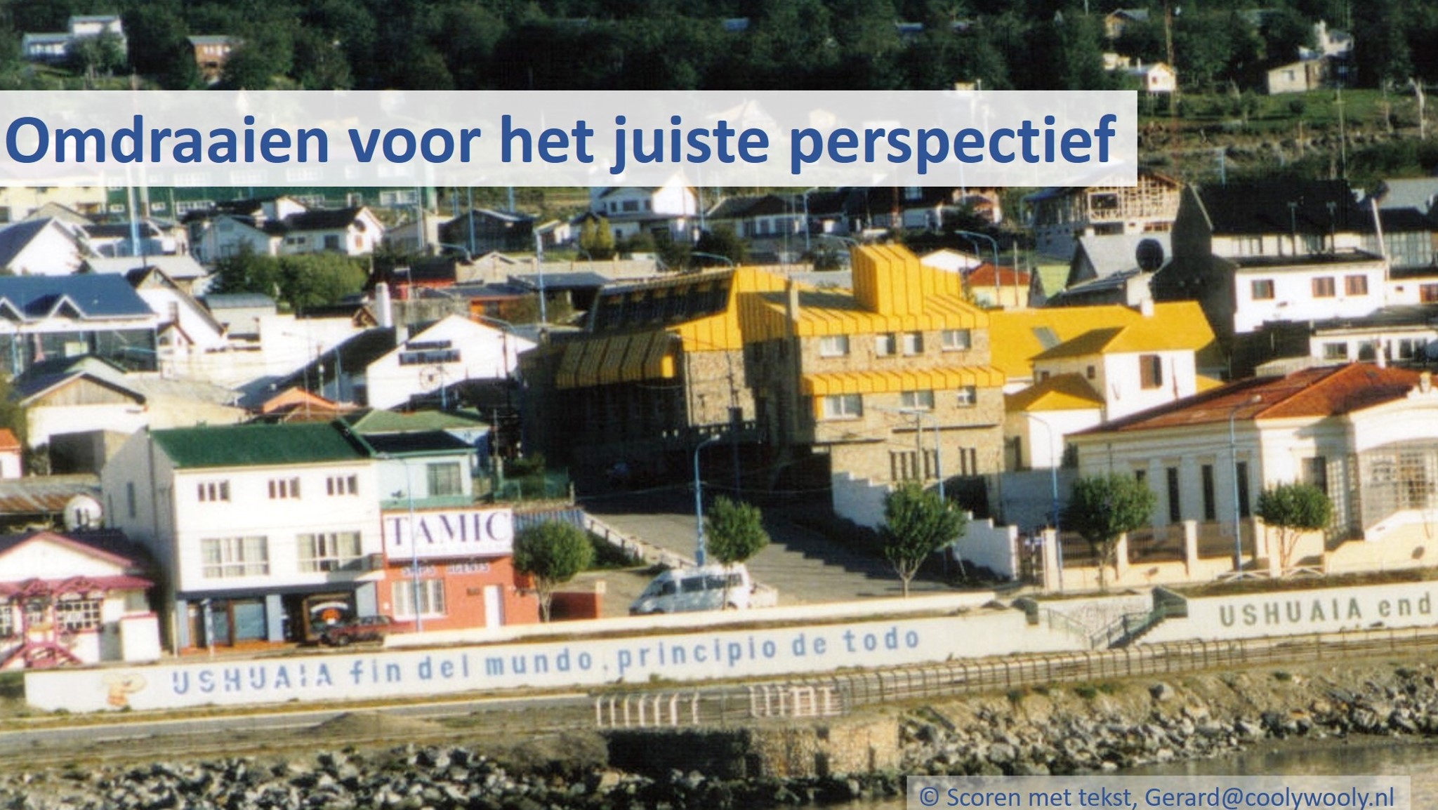 Bij de foto: 2013, Ushuaia, Argentinie, het omgekeerde perspectief in beeld op de kademuur