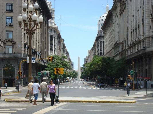 Vanuit Plaza de Mayo (dwaze moeders) kijkend naar 'De Naald' aan de Avenida de 9e Julio. Klik voor de blog over ons verblijf