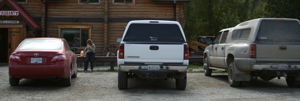 Parkeerplaats Liard River (Alaska Highway, Canada). Met onze hippe rode compact vallen we goed op tussen de SUV's, Campers en andere 4WD's. 