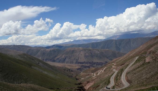 Bij Pumamarca linksaf, door de quebrada de Andes opVan Salta naar het hoog gelegen Cachi, langs de Lucky Luke-Cactussen,