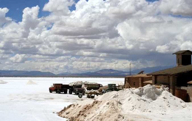 Zoutwinning op de hoogvlakte tussen Argentijns en Chileens bewoond gebied, Klik voor de blog over ons verblijf aan de voet van, en boven op de Andes