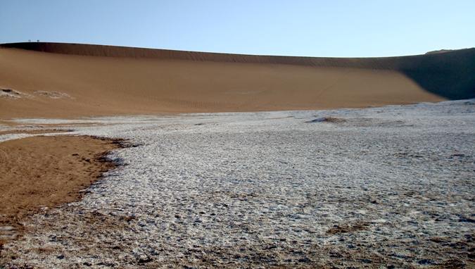 Valle de la Luna, na regenval, dus wit van het schoongespoelde zout. Klik voor de blog over ons verblijf aan de voet van, en boven op de Andes