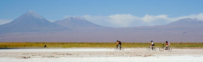 Fietsen over en zwemmen in de zoutvlakte, Klik voor de blog over ons verblijf aan de voet van, en boven op de Andes