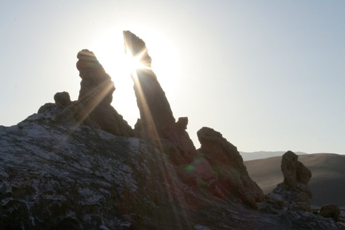 Valle de la Luna, na regenval, dus wit van het schoongespoelde zout. Klik voor de blog over ons verblijf aan de voet van, en boven op de Andes